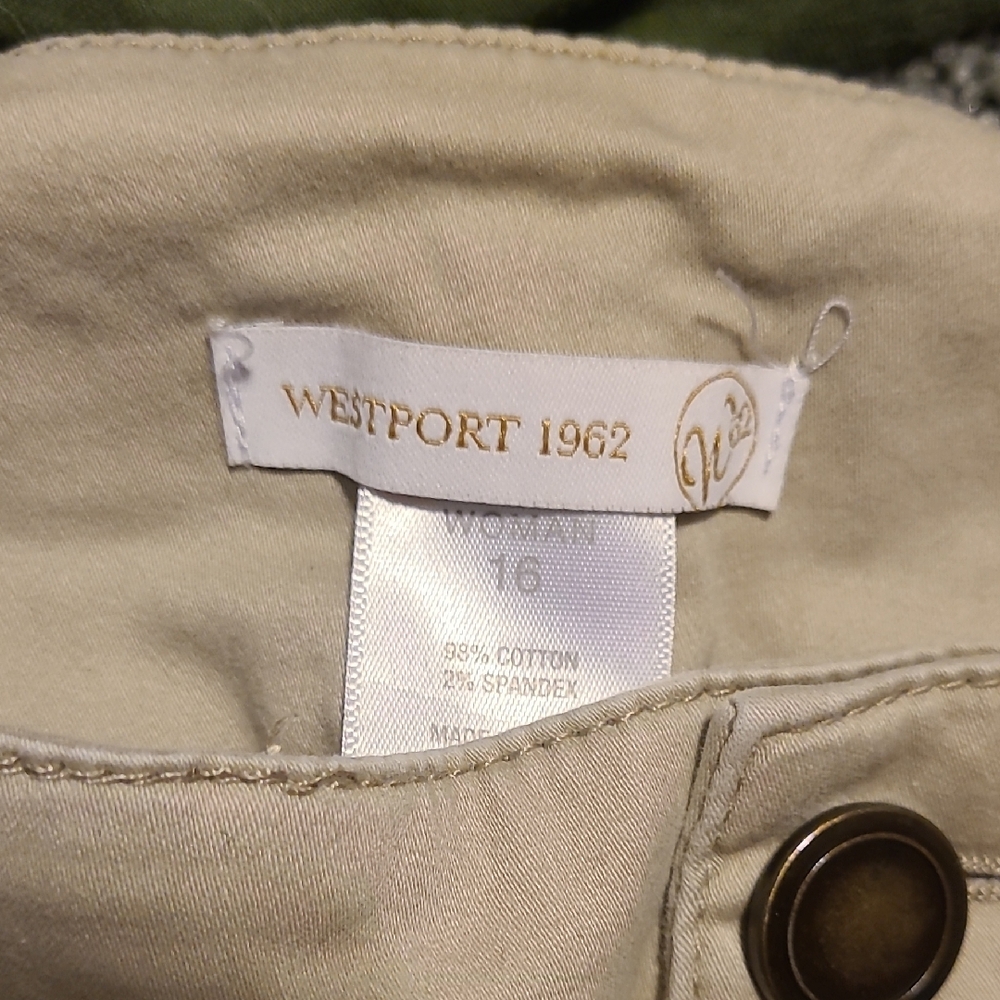❤️Stylish Women's Shorts in Green and Tan - Picture 8 of 13